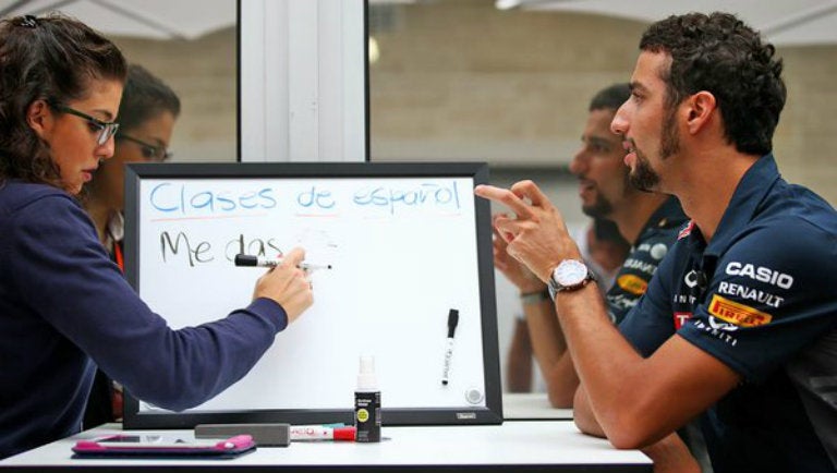 Daniel Ricciardo, en clases de español para GP de México