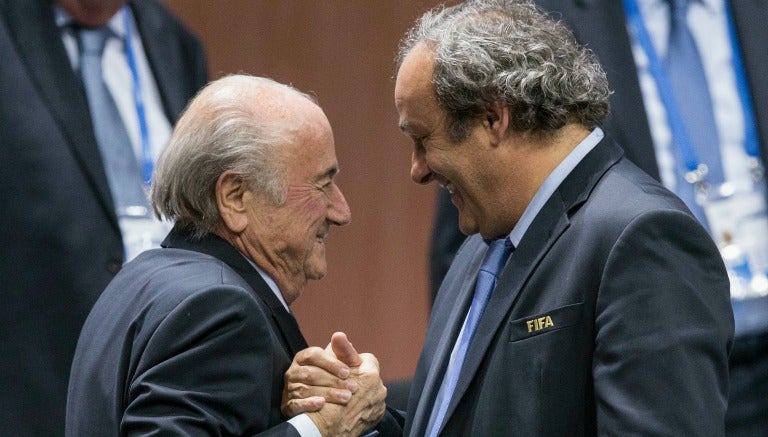 Blatter y Platini se saludan en un congreso de FIFA