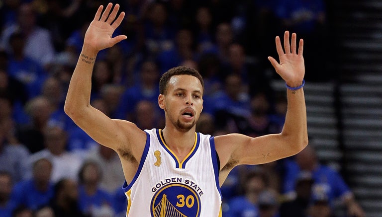 Curry celebra en la victoria de los Warriors