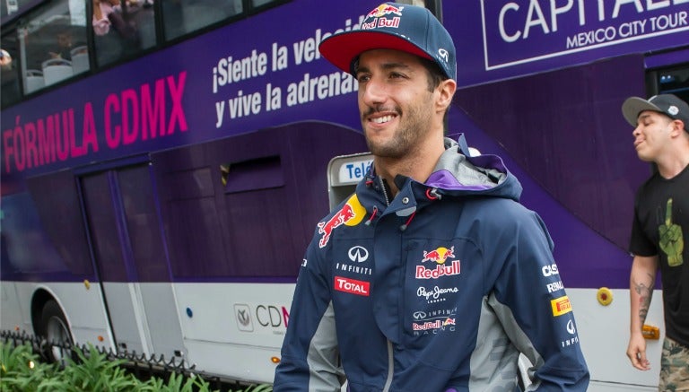 Ricciardo baja del Turibus en la Ciudad de México