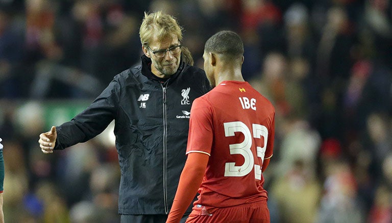 Jürgen Klopp, junto a Jordan Ibe durante el partido