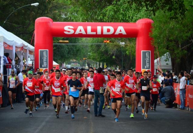 Corredores compiten durante la carrera Ternium 2014