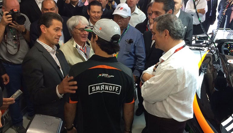 Enrique Peña Nieto, junto a Bernie Ecclestone, platica con Checo Pérez