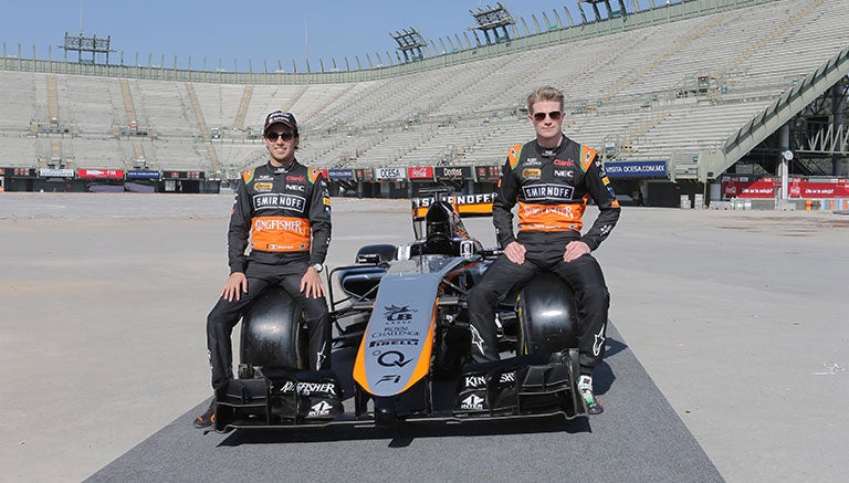 Sergio Pérez y Nico Hulkenberg, posando en el AHR con su VJM08