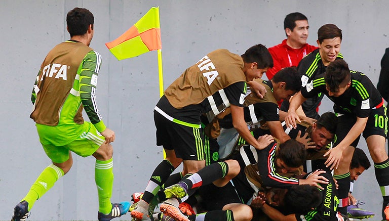 Jugadores del Tri celebran uno de los goles contra Chile 