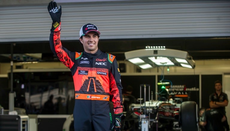 Checo posa con el traje que usará en el GP de México