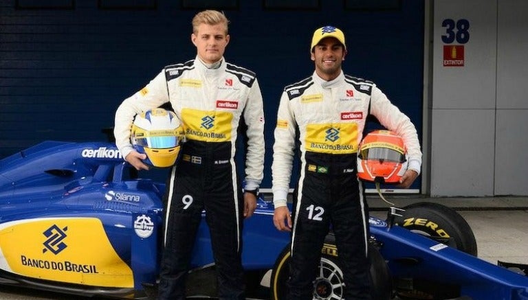 Marcus Ericsson y Felipe Nasr posan con el monoplaza