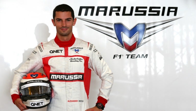 Rossi posa al lado del logo de Marussia