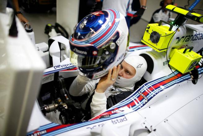 Bottas poniéndose su casco