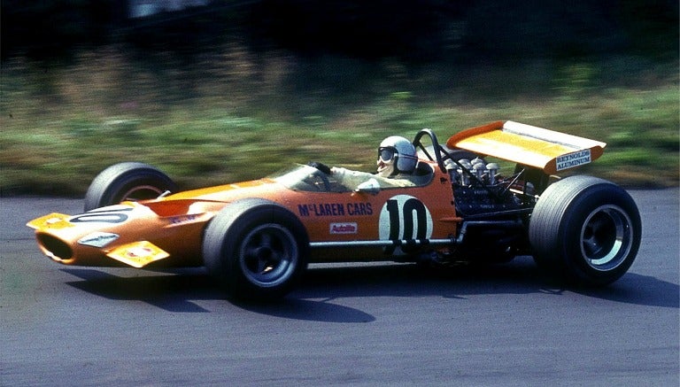 Bruce McLaren participando en 1969 con su coche