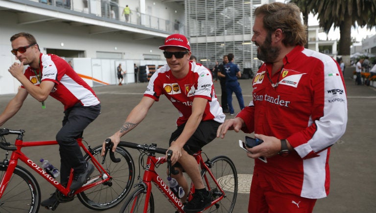 Kimi Raikkonen en bicicleta con ingenieros previo al GP de México