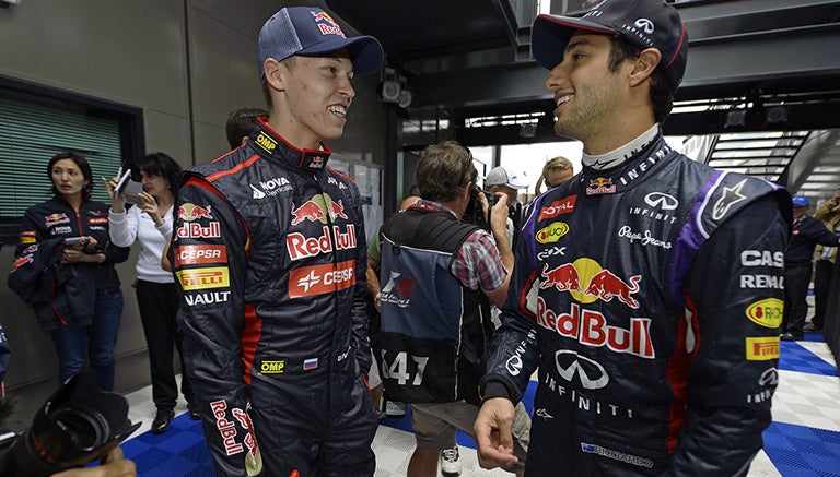 Daniel Ricciardo y Daniil Kvyat previo a una carrera 