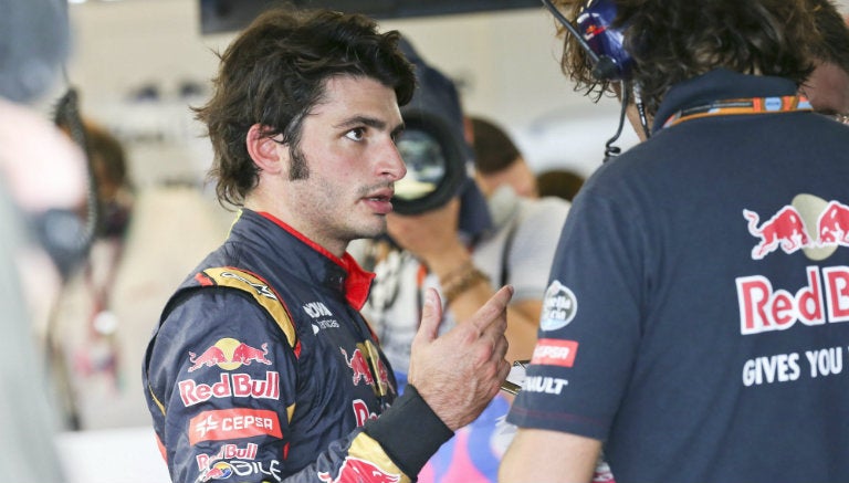 Carlos Sainz Jr. platica con sus ingenieros