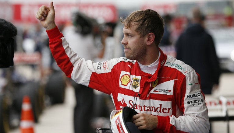 Sebastian Vettel saluda al público