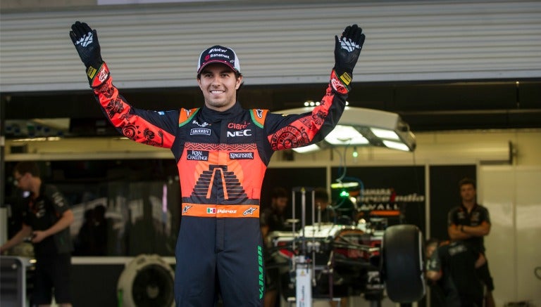 Checo Pérez con los brazos abiertos 