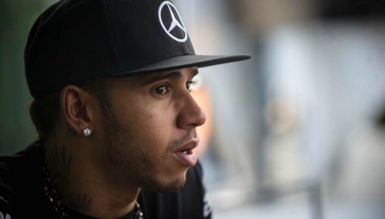 Lewis Hamilton platicando con RÉCORD