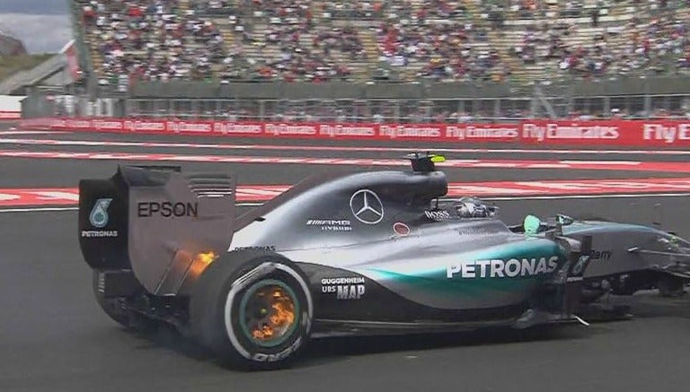 El auto de Rosberg con llamas en los neumáticos traseros