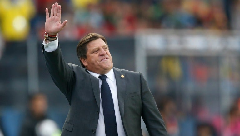 Miguel Herrera saluda a la gente