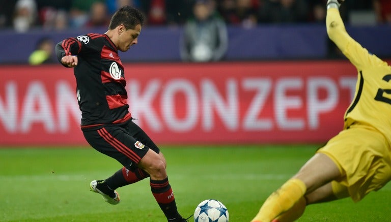 Chicharito durante un partido con el Bayer Leverkusen