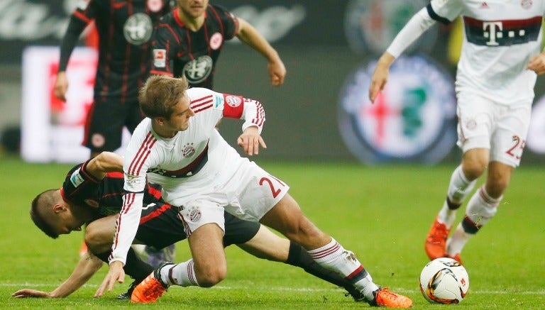 Philip Lahm pelea un balón 