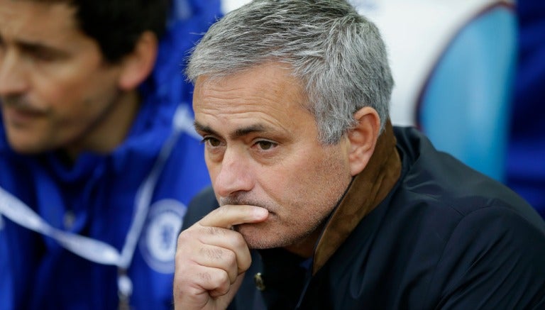 José Mourinho observando un partido de Chelsea