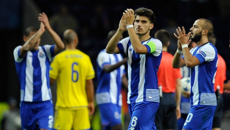 El capitán Ruben Neves y compañeros aplauden tras un partido