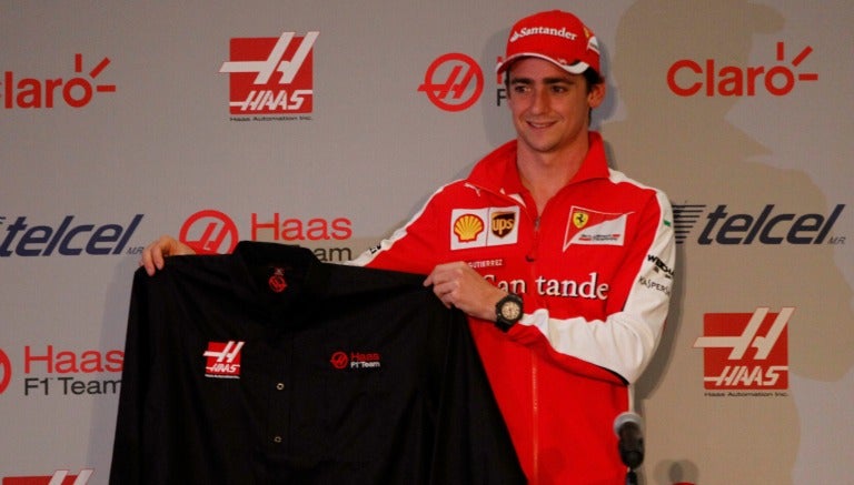 Esteban Gutiérrez posa con la camiseta de Haas