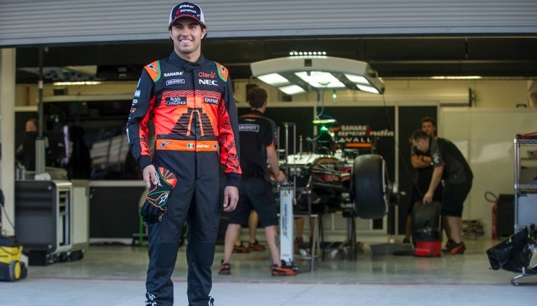 Checo Pérez posa con su nuevo uniforme