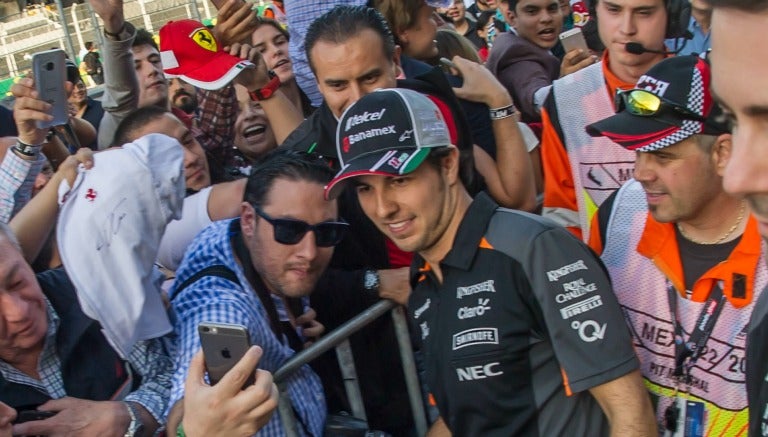 El piloto mexicano se toma una selfie con un fan