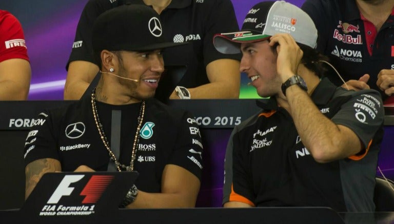 Hamilton bromea con Checo en conferencia