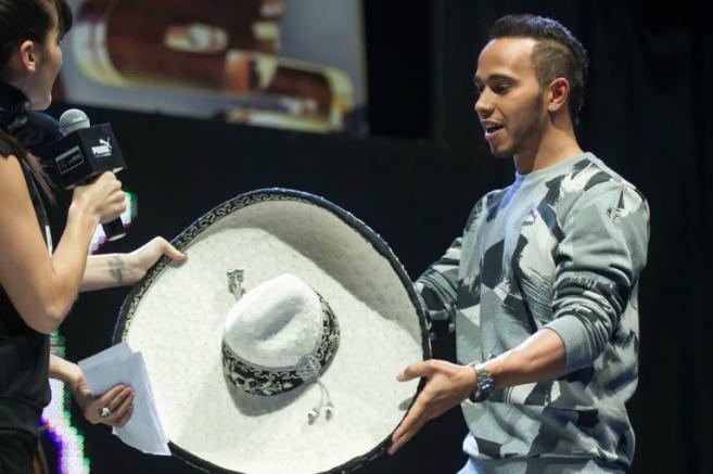 Hamilton recibe un sombrero charro