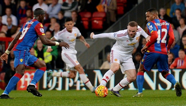 Wayne Rooney intentando evadir jugadores rivales