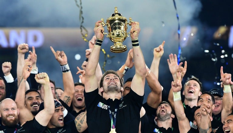 Jugadores de Nueva Zelanda levanta la copa de Campeón Mundial en Rugby