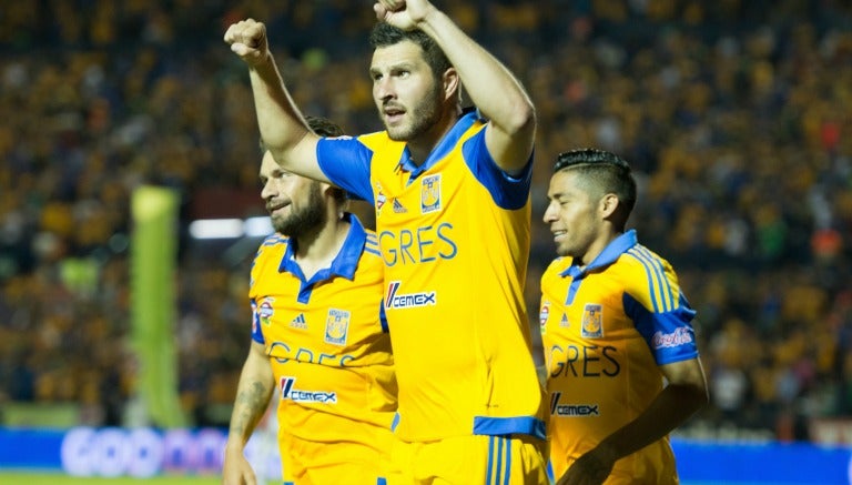 Gignac celebrando una anotación en el Universitario