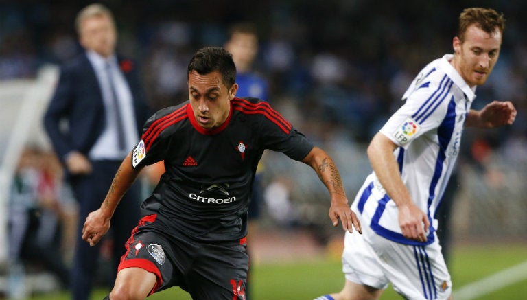 Orellana conduce el balón con la Real Sociedad