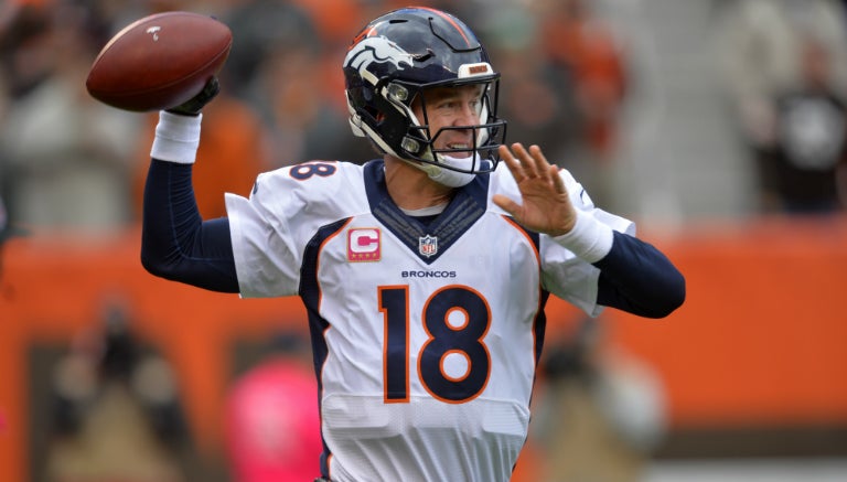 Manning, a punto de lanzar el ovoide con Broncos