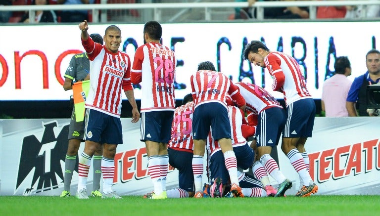 Jugadores de Chivas celebran el pase a la Final de Copa MX