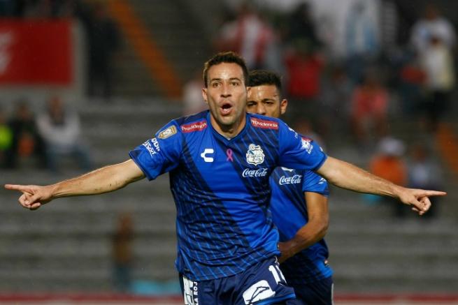 Luis Gabriel Rey celebrando un gol con Puebla