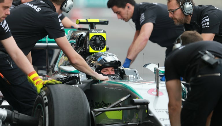 Rosberg es auxiliado en los pits