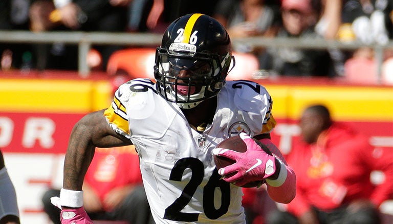 Le'Veon Bell corre con el ovoide 