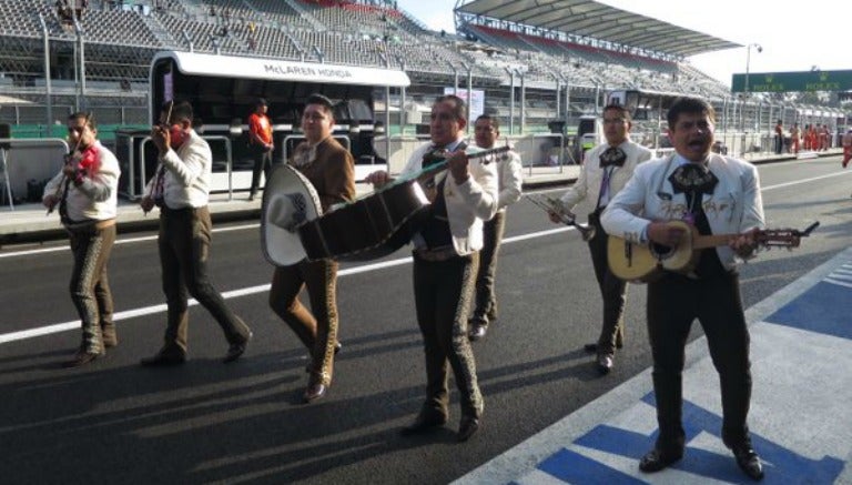 El mariachi presente en el desfile de los pilotos