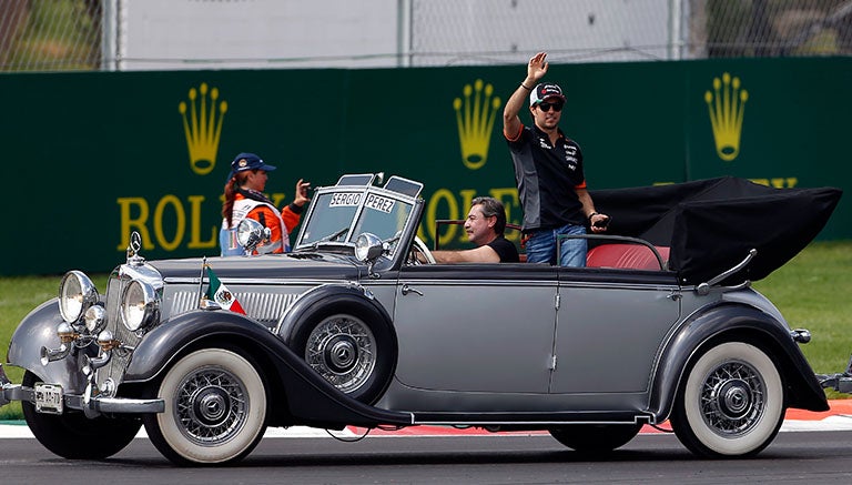 Sergio Pérez saluda a la afición en el Autódromo Hermanos Rodríguez