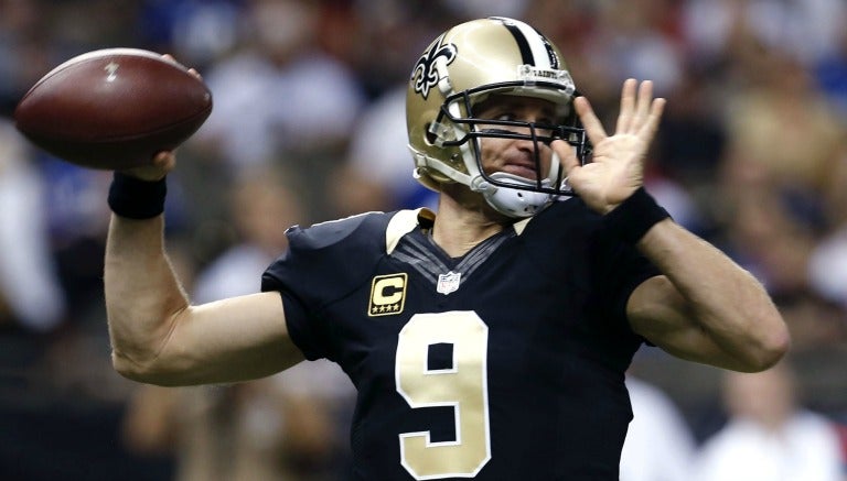 Drew Brees a punto de mandar un pase