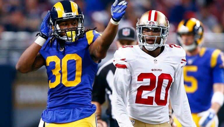  Todd Gurley festejando su acarreó en presencia de Kenneth Acker