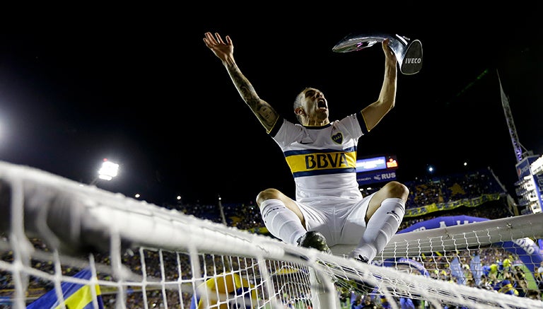 Tévez festeja sobre el arco de La Bombonera