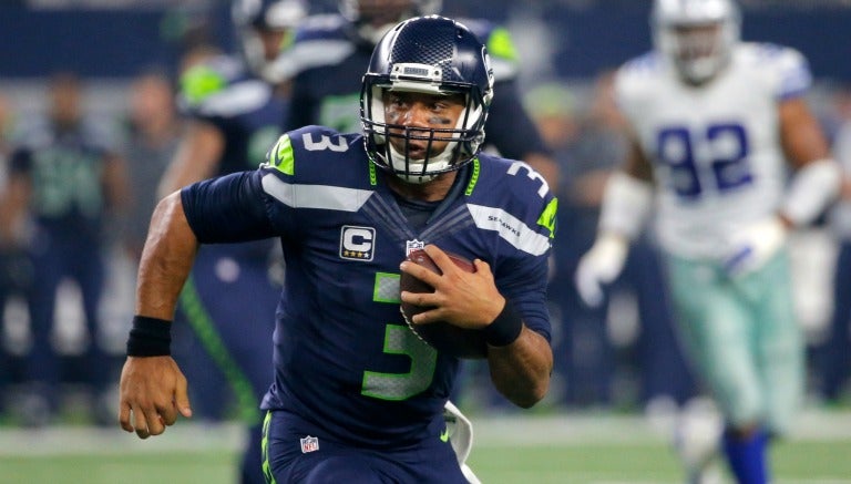 Russell Wilson corre con el ovoide durante el partido