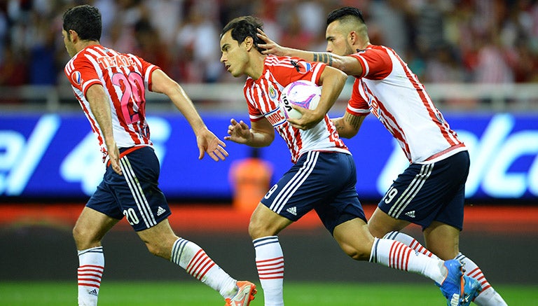 Omar Bravo lleva el balón al centro del campo