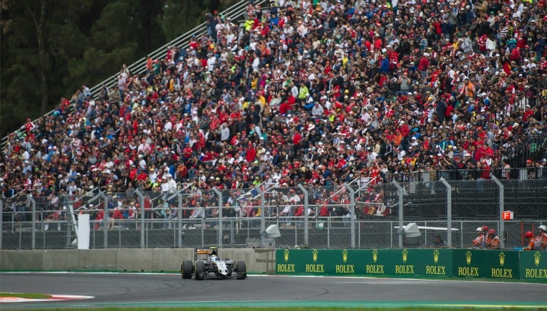 Checo Perez durante las prácticas