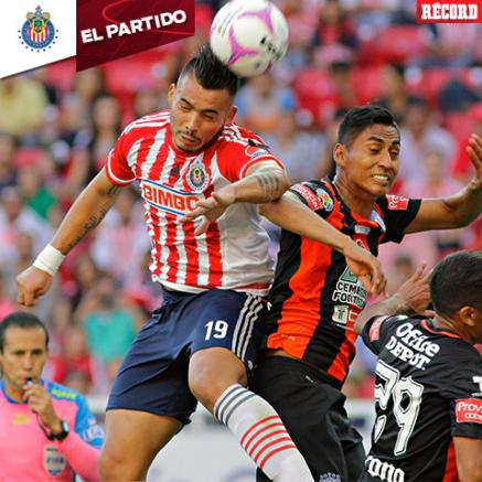 Ricardo Vázquez y Hugo Rodríguez pelean un balón