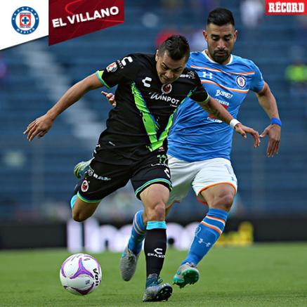 Ariel Rojas conduce el balón contra Cruz Azul